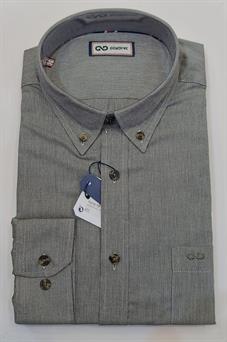 Camisa con bolsillo y botones cuello corte regular para hombre